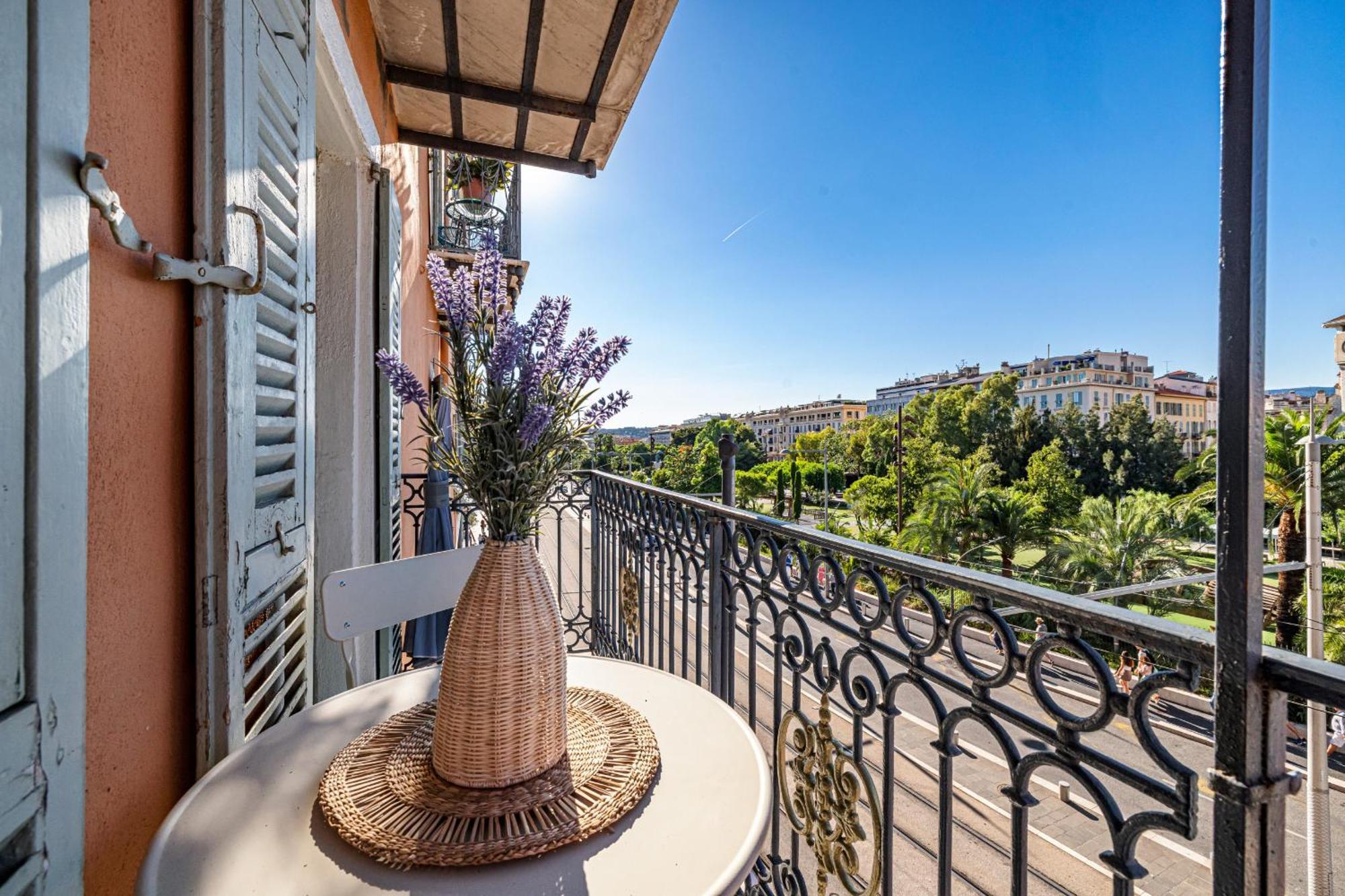 2 Bdr Panoramic View On Gardens