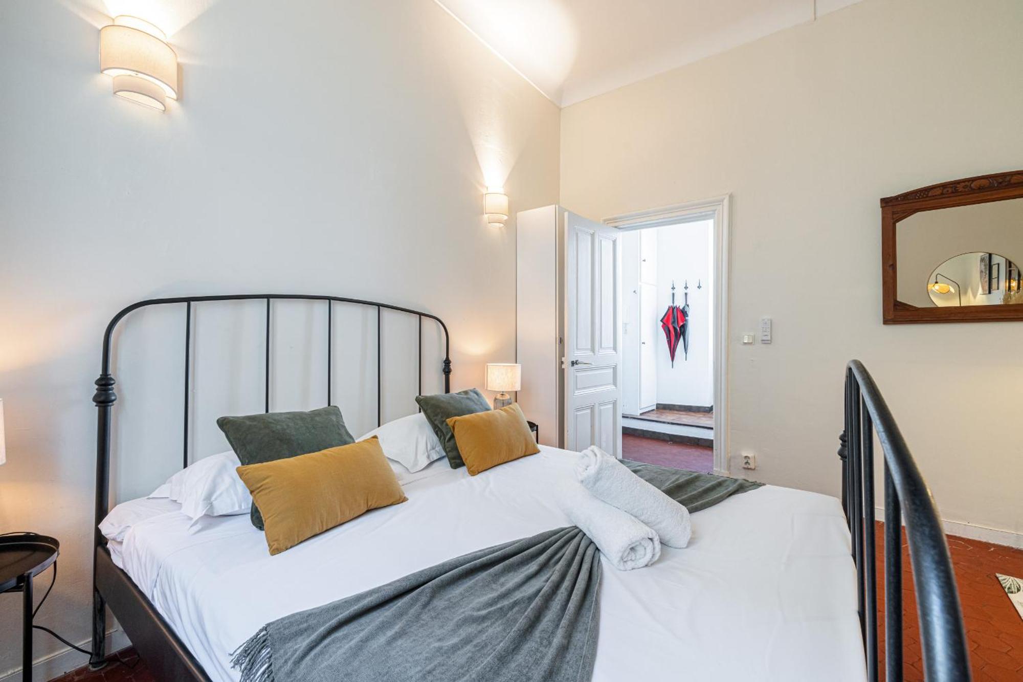 2 Bdr Panoramic View On Gardens Apartment *