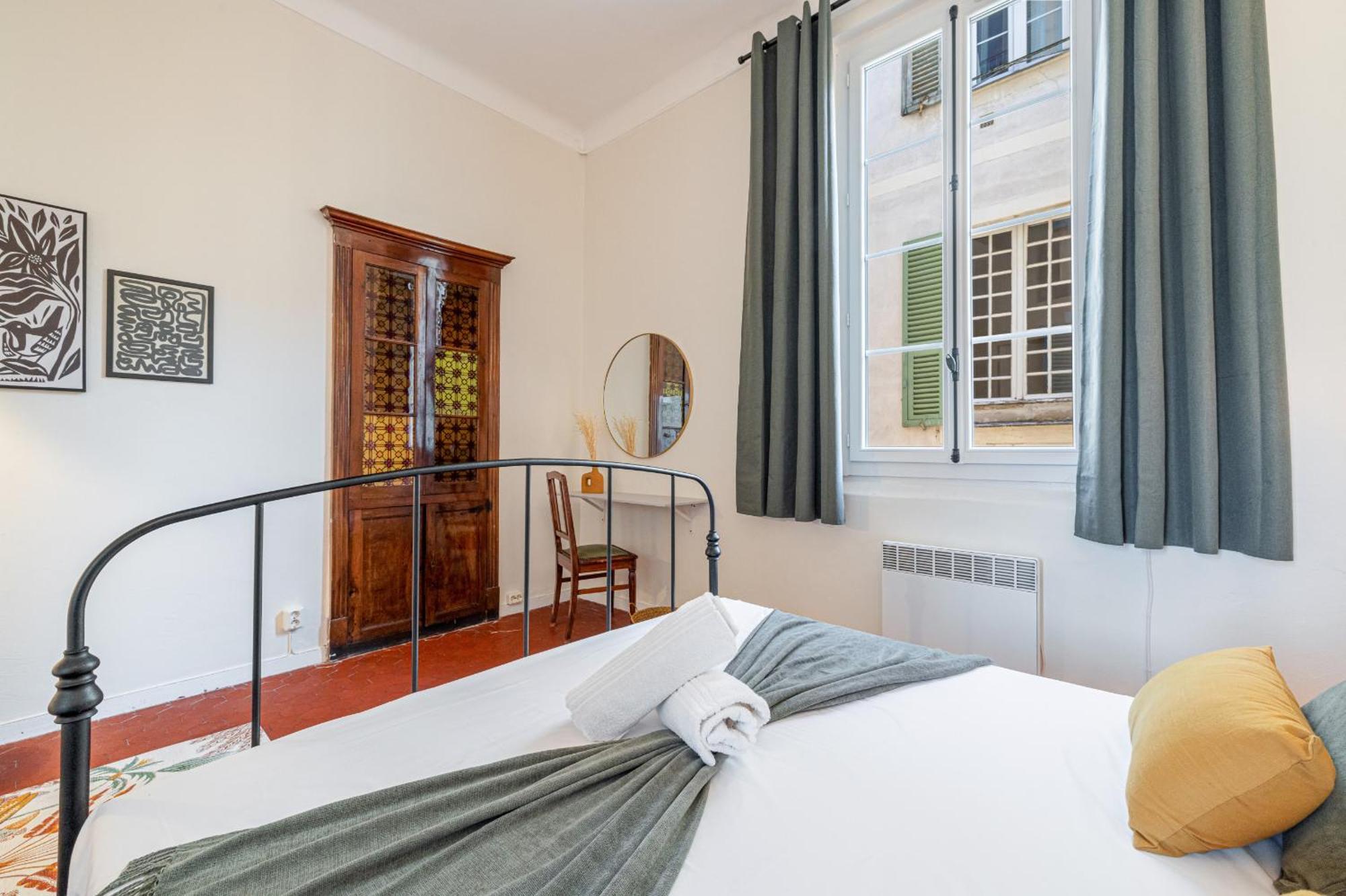 2 Bdr Panoramic View On Gardens *