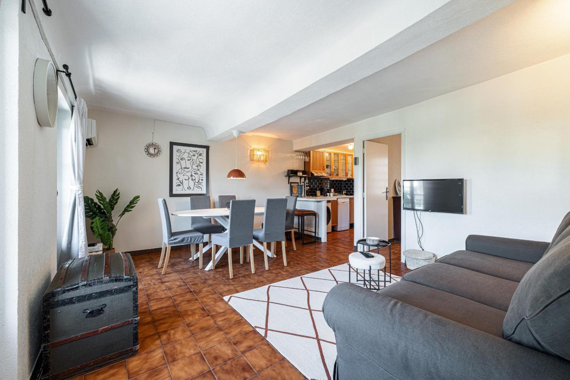 2 Bdr Panoramic View On Gardens