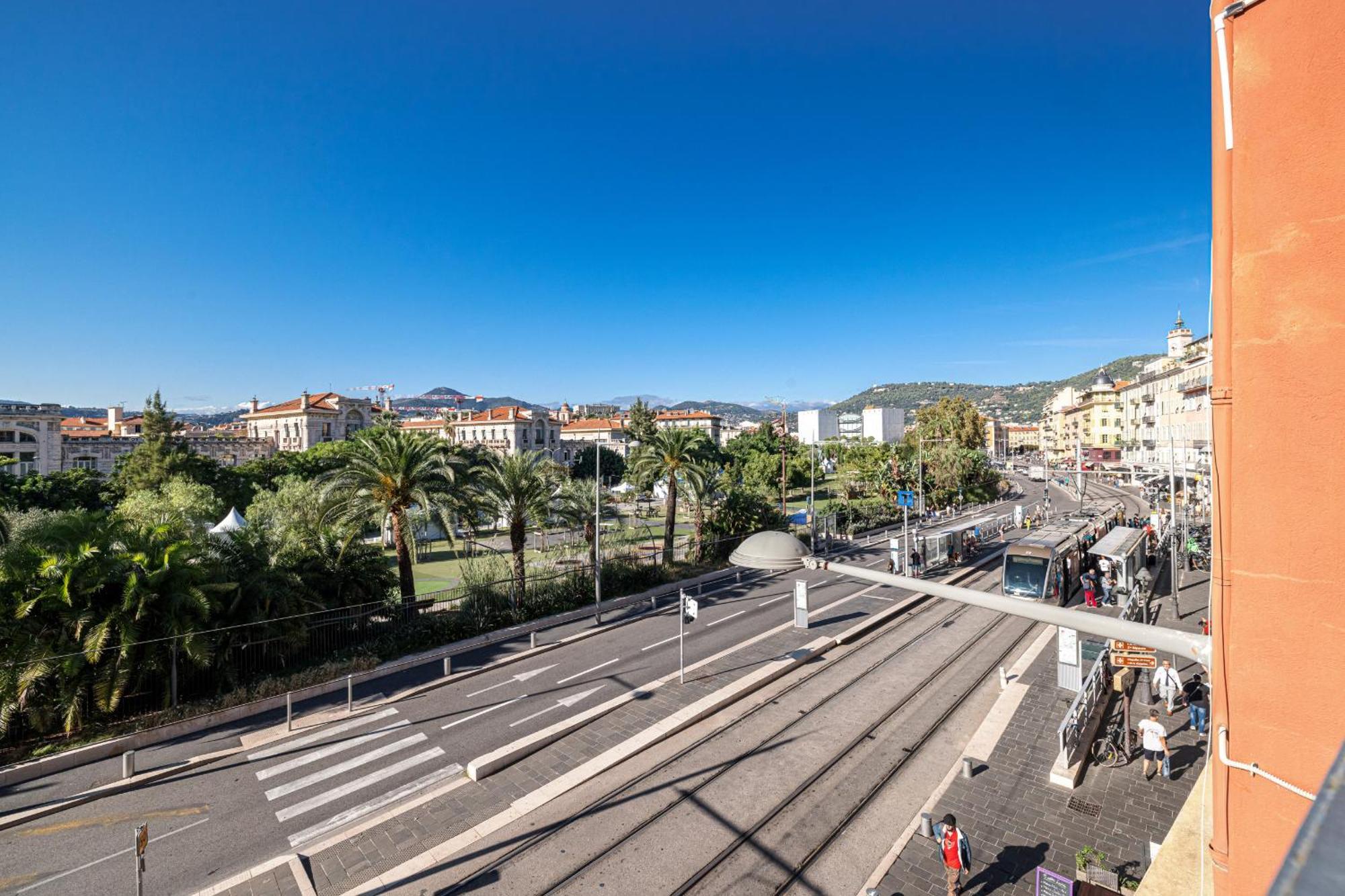 2 Bdr Panoramic View On Gardens *